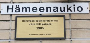Oppikoulutoiminnan aloituksen muistolaatta. Kuva: Jari Linnavuori