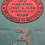 Riihimäki-Loppi -rautatien muistomerkin laatta. Kuva: Jari Linnavuori