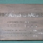 Riihimäki-Loppi -rautatien muistomerkin laatta. Kuva: Jari Linnavuori