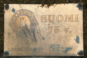 Suomi 75-vuotta -muistolaatta. Kuva: Jari Linnavuori