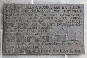 Teatteritalon muistolaatta. Kuva: Jari Linnavuori