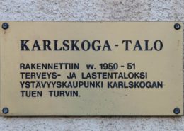 Äiti ja lapsi -reliefin laatta. Kuva: Jari Linnavuori