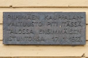Riihimäen kauppalan valtuuston ensimmäisen istuntopaikan muistolaatta. Kuva: Jari Linnavuori
