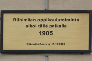 Oppikoulutoiminnan aloittamisen muistolaatta. Kuva: Jari Linnavuori