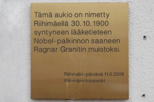 Ragnar Granit muistolaatta. Kuva: Jari Linnavuori