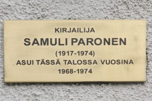 Samuli Paronen -muistolaatta. Kava: Jari Linnavuori