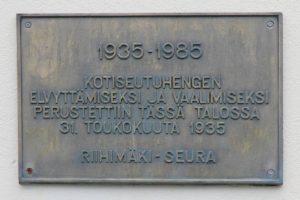Riihimäki-seura 50 vuotta -muistolaatta. Kuva: jari Linnavuori