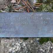 Köningstedtin lasiuuninpohjan laatta. Kuva: Jari Linnavuori